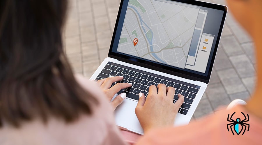 Persona utilizando un ordenador portátil con un mapa en pantalla, representando servicios de un consultor SEO en Las Rozas